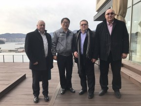 Richard Horký, V. Jonáš a V. Černý s manažerem jaderné divize v Doosan