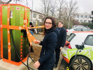 Dukovany mají první „jadernou“ rychlodobíjecí stanici pro elektromobily v ČR, většinu kapacity baterií e-auta dobije za 25 minut