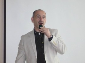 Pan ministr horlivě debatoval se studenty.