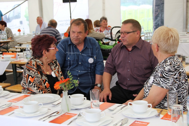 Převzetí základního kamene od regionu premiér odsouvá
