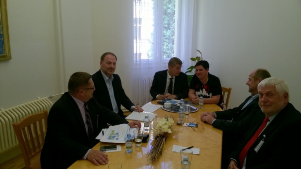 Přijede ministr financí, průmyslu i premiér