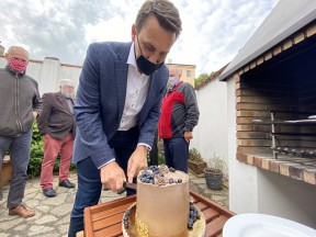 Bohdan Zronek krájí dort